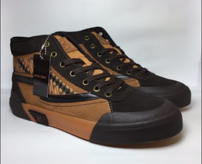 model sepatu sneakers batik pria