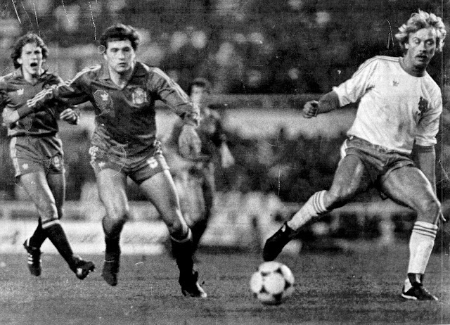 Gordillo y Schoenaker tras un balón. SELECCIÓN DE ESPAÑA 1 SELECCIÓN DE PAÍSES BAJOS 0. 16/02/1983. VII Copa de Europa de Selecciones Nacionales Francia 1984, fase de clasificación, Grupo VII. Sevilla, España, estadio Ramón Sánchez Pizjuán. GOLES: 1-0: 43’, Señor, de penalti.