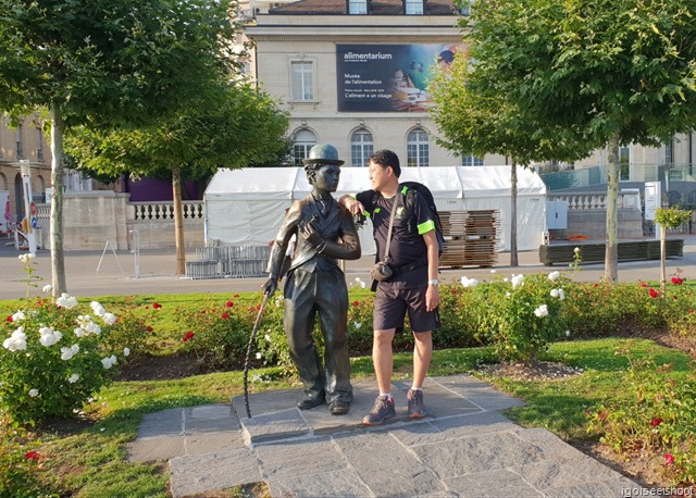 A monument dedicated to Charlie Chaplin statue is also located by the promenade, in front of the Alimentarium.