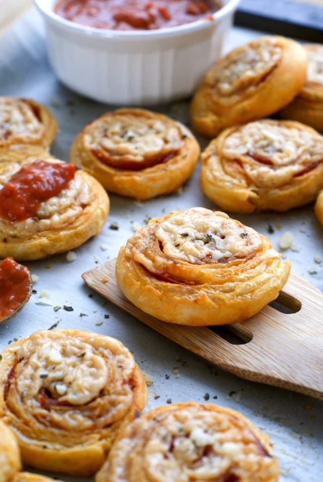 Pepperoni and Asiago Pizza Pinwheels | thetwobiteclub.com