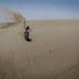 Benavides avanza entre el viento y la arena en Qatar