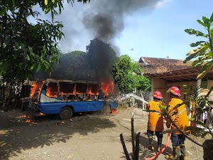 Akibat Korsleting, Mobil Di Bungaya Kangin Terbakar