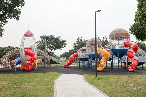 高雄前鎮中油海洋天堂公園海盜船遊具好特別，還有多種兒童遊樂設施