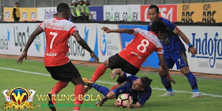 Manajer, Asisten Pelatih, Dan Pemain Persib Bandung Dihukum Komdis