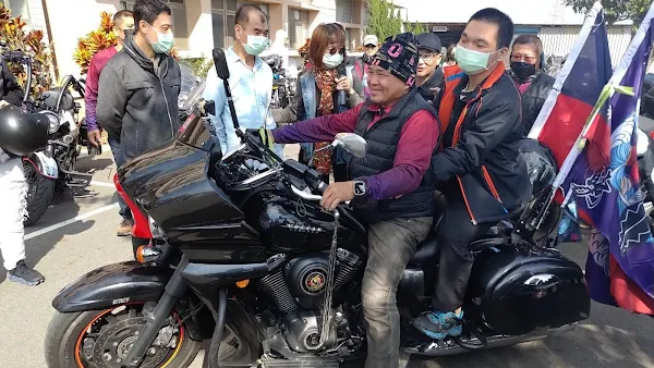 ▲浪慢騎士車隊參訪喜樂保育院萬合院區，孩子試乘重機，讓這份愛更顯拉風。（記者林明佑翻攝）