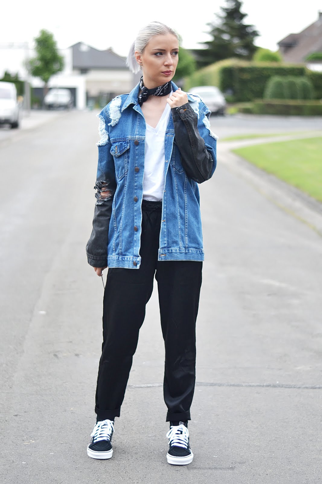 Vans x nintendo sneakers, ripped denim, asos, joggers, bandana, neck scarf, outfit, street style, belgian blogger, belgische mode blogger