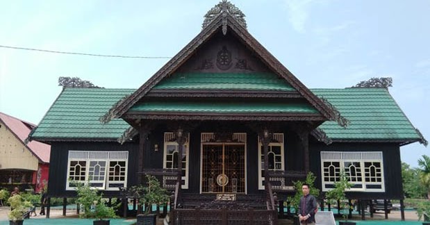 Rumah Adat Kalimantan Utara Rumah Baloy Gambar  dan 