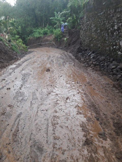  Hujan Deras Di Karangasem, Jalan Sepanjang 50 Meter Tertutup Material Lumpur Licin