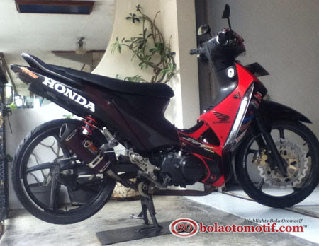 Foto Modifikasi Honda Supra pada pijakan kaki yang di gantikan dengan underbond AHRS lalu pada cakram depan yang menggunakan racing BOY dan sok breker yss  serta footstep belakang dari motor Satria F membuat honda supra 125 ini tampil sporty