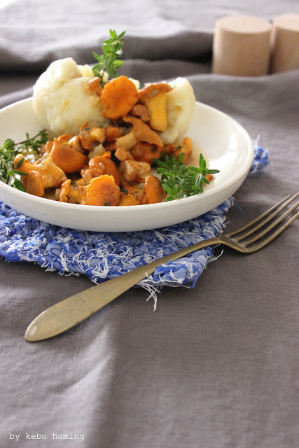 Halbseidene Kartoffelknödel oder -klöße, gefüllt mit Brotcroissants und dazu eine feine Pfifferlingssauce vom Südtiroler Foodblog kebo homing, Fotografie und Styling, Rezept, feines Essen aus Südtirol