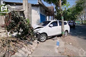 Sopir Mengantuk, Mobil Tabrak Motor dan Pagar Rumah di Nganjuk