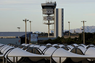 Luchtverkeersleiding toren op vliegveld alicante