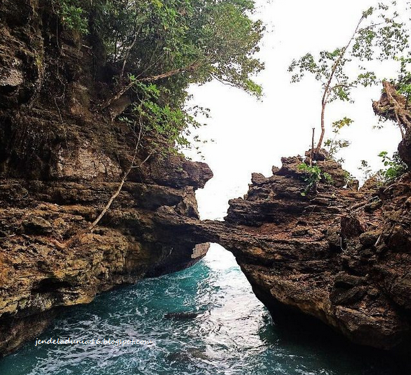 [http://FindWisata.blogspot.com]  Batu Kapal Liliboi, Pesona Keindahan Wisata Bahari Dari Ambon Manise