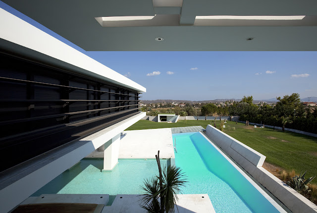 Picture of the swimming pool as seen from the house