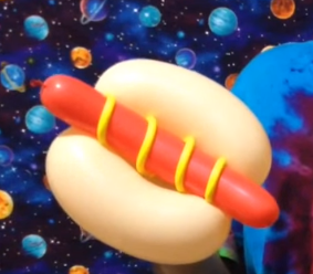 Ballonmodellage einer Wurst im Brötchen.