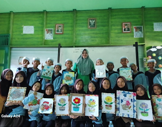 PRAKTEK P5, SISWA MIN 11 HSS BERKREASI DARI PLASTIK BEKAS MAKANAN RINGAN