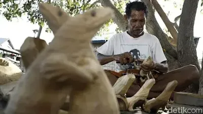 penduduk asli komodo memanfaatkan keberadaan komodo untuk mencukupi kebutuhan ekonomi mereka lewat penjualan cindera mata dan berdagang