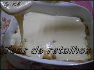 Esparramar o mousse branco sobre a primeira camada de bolachas