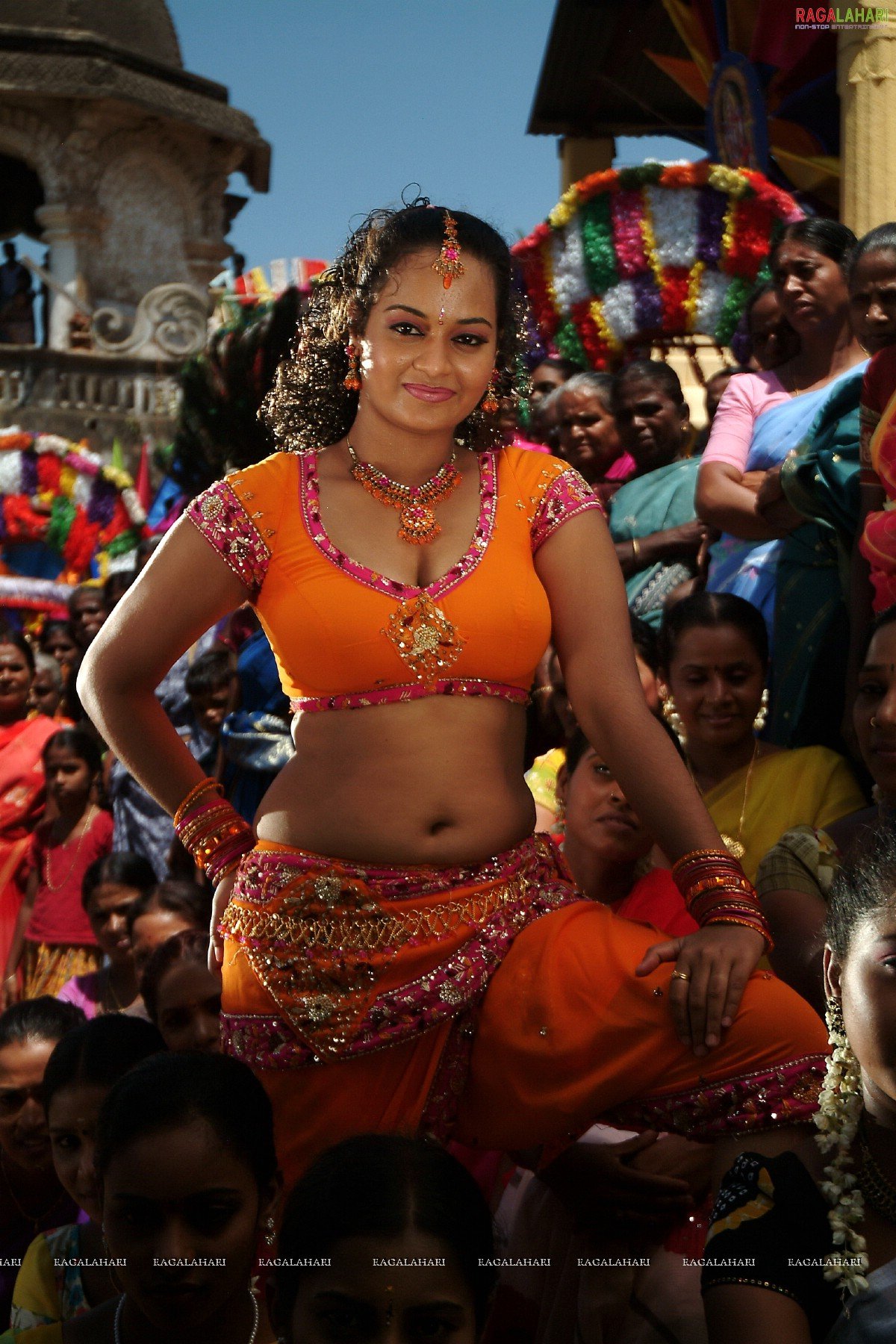 Suja Varunee dances in "Machi Suthtungada" song from the movie "Singakutty"