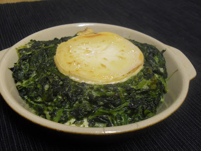 Espinacas a la crema y queso rulo de cabra gratinado