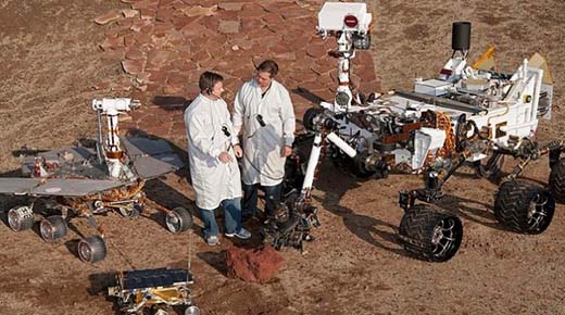 Fotografía muestra a humano “No Terrestre” realizando mantenimiento al rover Curiosity de la NASA en Marte