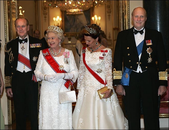 queen elizabeth 2 crowned. queen elizabeth ii crown