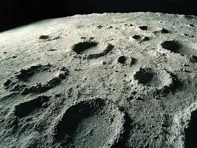 وجود الماء على سطح القمر