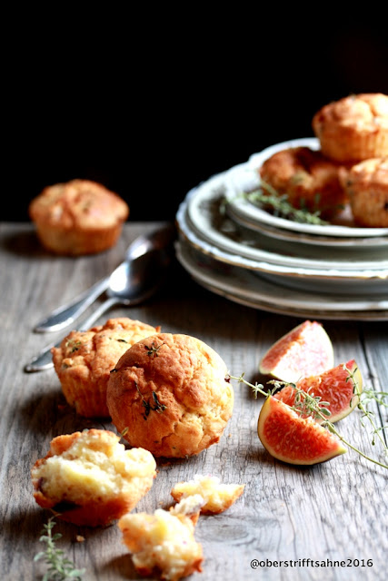 Herzhafte Muffins mit Ziegenkäse, Feigen, Walnüssen und Thymian