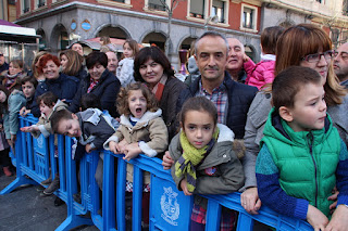 Cientos de personas dan la bienvenida a los Reyes