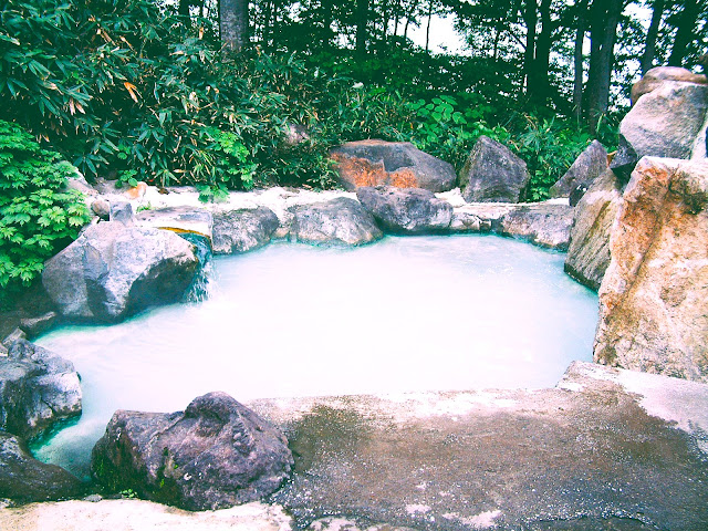燕溫泉除了5家溫泉旅館外，還有山中湧出的溫泉，可以自由進入！照片是「燕溫泉黃金之湯」。