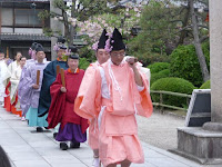 藤花祭は淳和天皇が、境内で「藤花ノ宴」を催された故事による