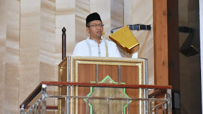 <b>Jum'at Pertama Menjabat Sebagai Gubernur, Doktor Zul Tampil Sebagai Khotib</b>