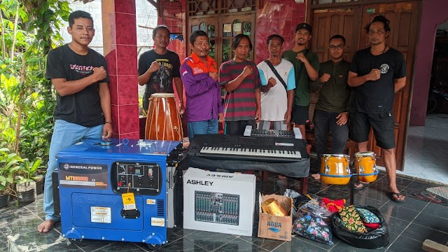 Mendapatkan Bantuan Alat Musik, Paguyuban Kesenian Tonil Putra Pertiwi Semakin Semangat Memajukan Kesenian Lokal