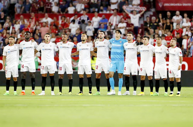 SEVILLA F. C. Temporada 2022-23. Montiel, Nianzou, Lamela, Fernando, Jordán, Rafa Mir. Bono, Rekik, Acuña, Óliver Torres y Papu Gómez. Los jugadores del Sevilla en el minuto de silencio. SEVILLA F. C. 1 🆚 REAL VALLADOLID C. F. 1 Viernes 19/08/2022: 22:00 horas. Campeonato de Liga de 1ª División, jornada 2. Sevilla, España, Estadio Ramón Sánchez Pizjuán:33.991 espectadores. GOLES: ⚽0-1: 80’, Anuar. ⚽1-1: 86’, Rekik.