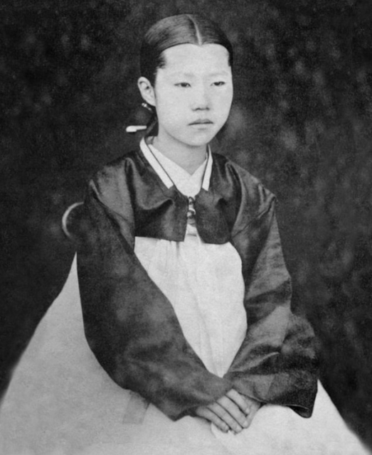 Foto che ritrae una ragazza coreana dell'epoca Joseon,1891