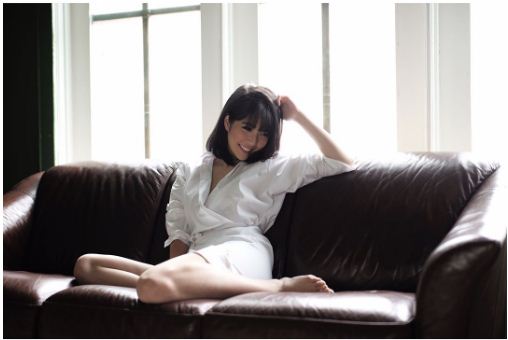 WOW POSE PANAS DI SOFA, BENARKAH GISELLE ANASTASIA TAK PAKAI BAWAHAN ?