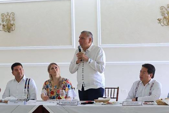 Por Reforma Eléctrica, titular de la Segob se reúne en Mérida con líderes de Morena