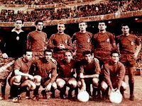 Selección de ESPAÑA - Temporada 1960-61 - Ramallets, Foncho, Santamaría, Zoco, Gensana, Calleja; Aguirre, Del Sol, Di Stéfano, Peiró y Gento - ESPAÑA 1 (Peiró), GALES 1 (Allchurch) - 18/05/1961 - Mundial de Chile 1962, clasificación - Madrid, estadio de Santiago Bernabeu - Alineación: Ramallets; Foncho, Santamaría, Calleja; Zoco, Gensana; Aguirre, Del Sol, Di Stéfano, Peiró y Gento