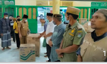 Pemkab Sekadau Serahkan Bantuan Kepada Masjid  Dalam Rangka Safari Ramadhan 