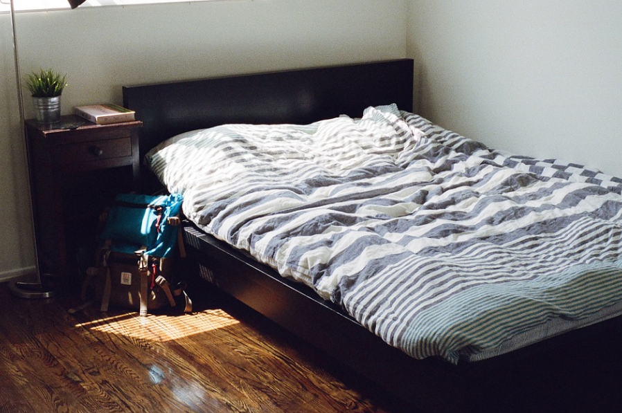 Konsep minimalis pada sebuah kamar memang paling banyak digemari oleh masyarakat Konsep:  Ide Desain Kamar Tidur Minimalis Sederhana Tapi Modern