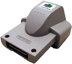 Pioneiro, o Rumble Pak era acoplado na traseira do controle e o fazia vibrar conforme as ações no jogo. Precisava de 2 pilhas AA - A História dos Vídeo Games - Nintendo Blast