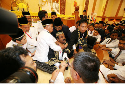 Perak Speaker Sivakumar being manhandled by UMNO thugs