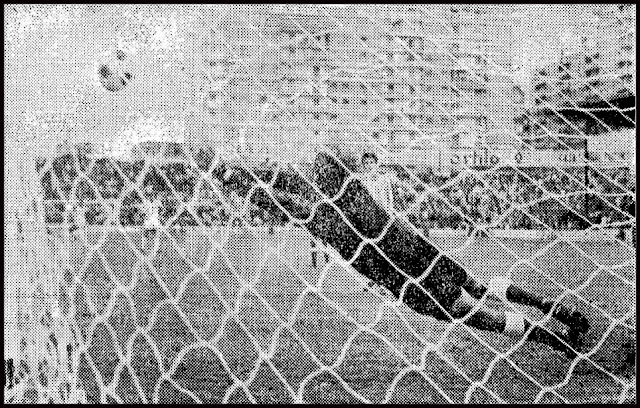 Rodri desvía a córner el penalti lanzado por Landáburu. REAL VALLADOLID DEPORTIVO 2 DEPORTIVO ALAVÉS 0. 14/09/1975. Campeonato de Liga de 2ª División, jornada 2. Valladolid, estadio José Zorrilla. GOLES: 1-0: 55’, Garrido. 2-0: 88’, Vicente.