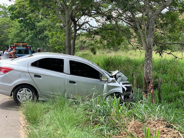 CARRO BATE EM ÁRVORE NA BR 356 EM CARDOSO MOREIRA