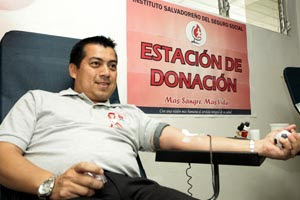 Director del ISSS, Dr. Leonel Flores, dona medio litro de sangre