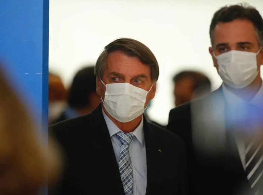 Lula criticou Bolsonaro nesta 4ª  O presidente Jair Bolsonaro e todos os integrantes do governo usaram máscaras durante um evento nesta 4ª feira (10.mar.2021) organizado no Palácio do Planalto para sancionar medidas que ampliam a capacidade de aquisição de vacinas contra a covid-19.