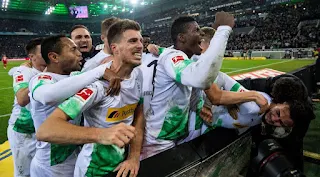 Bayern beaten by leaders Gladbach