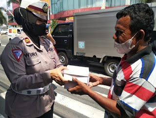 Patroli Jum'at Berkah, Satlantas Polres Sukoharjo Bagikan Nasi Kotak Dan Berikan Edukasi Kepada Masyarakat 