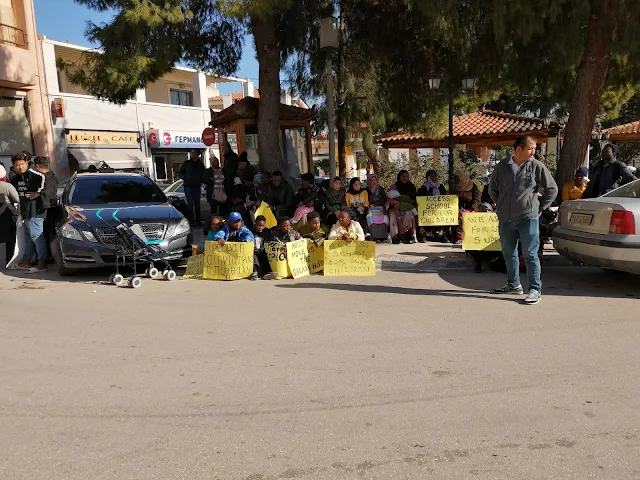 Συνεχίζουν τις διαμαρτυρίες οι πρόσφυγες που διαμένουν στο Πόρτο Χέλι Αργολίδας (βίντεο)