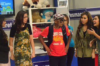 www.ceritaseleb.top -  Di salah satu adegan bersama Prilly Latuconsina, Jessica Iskandar, Ayu Ting Ting dan Cita Citata. Gayanya kereeen..